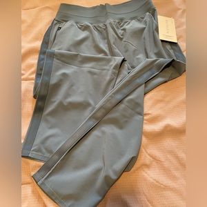 Athleta NWT Cropped Pull On Pant